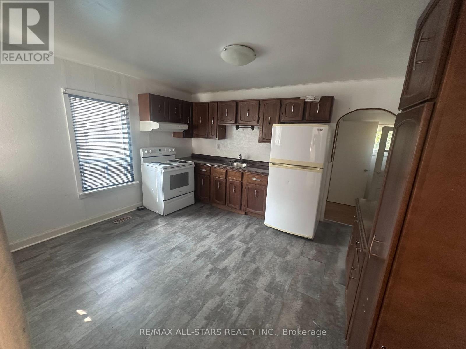 Photo 11 of 86 Cromwell Avenue, Oshawa ON