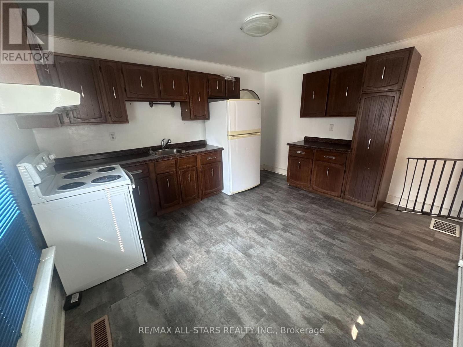 Photo 12 of 86 Cromwell Avenue, Oshawa ON