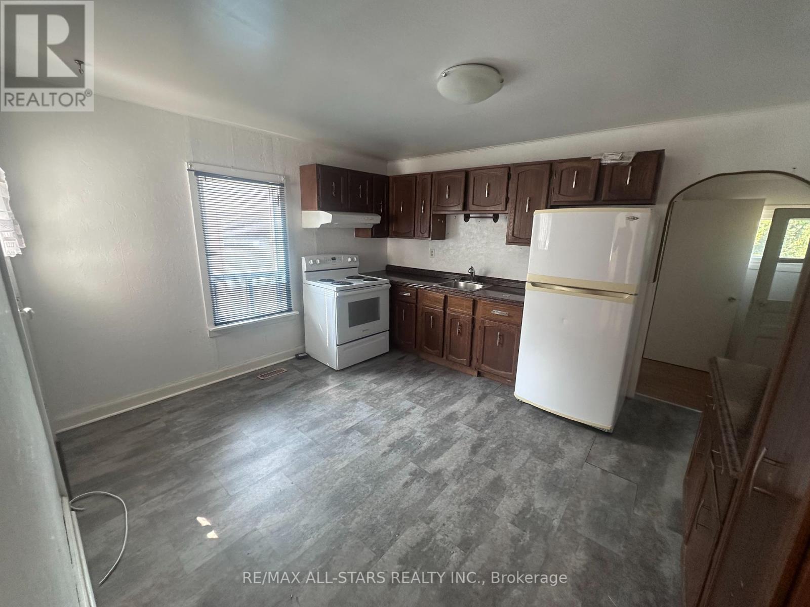 Photo 13 of 86 Cromwell Avenue, Oshawa ON