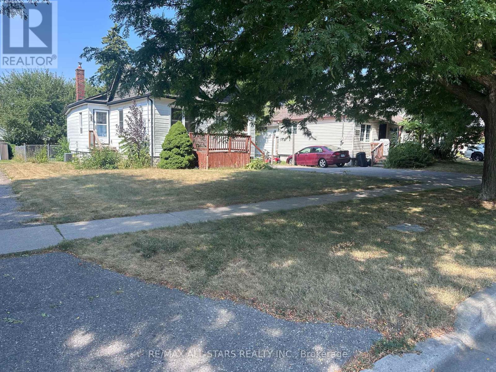 Photo 3 of 86 Cromwell Avenue, Oshawa ON