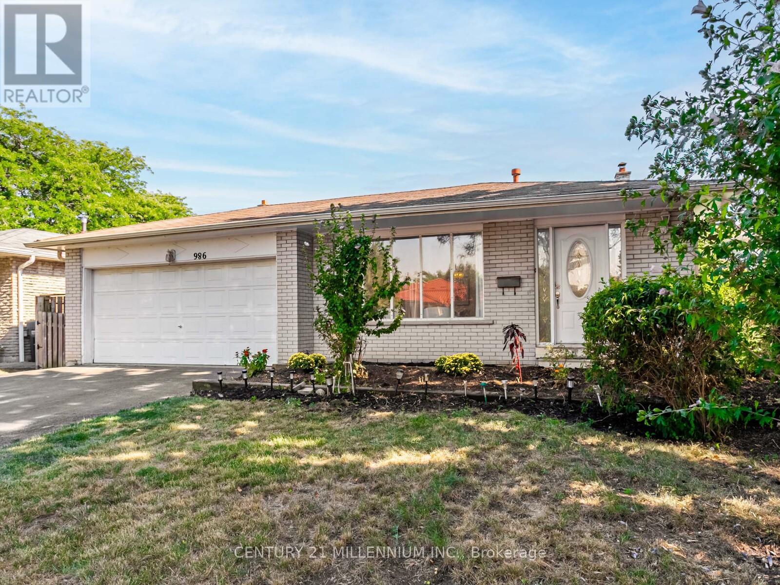 Photo 2 of 986 Mcbride Avenue, Mississauga ON