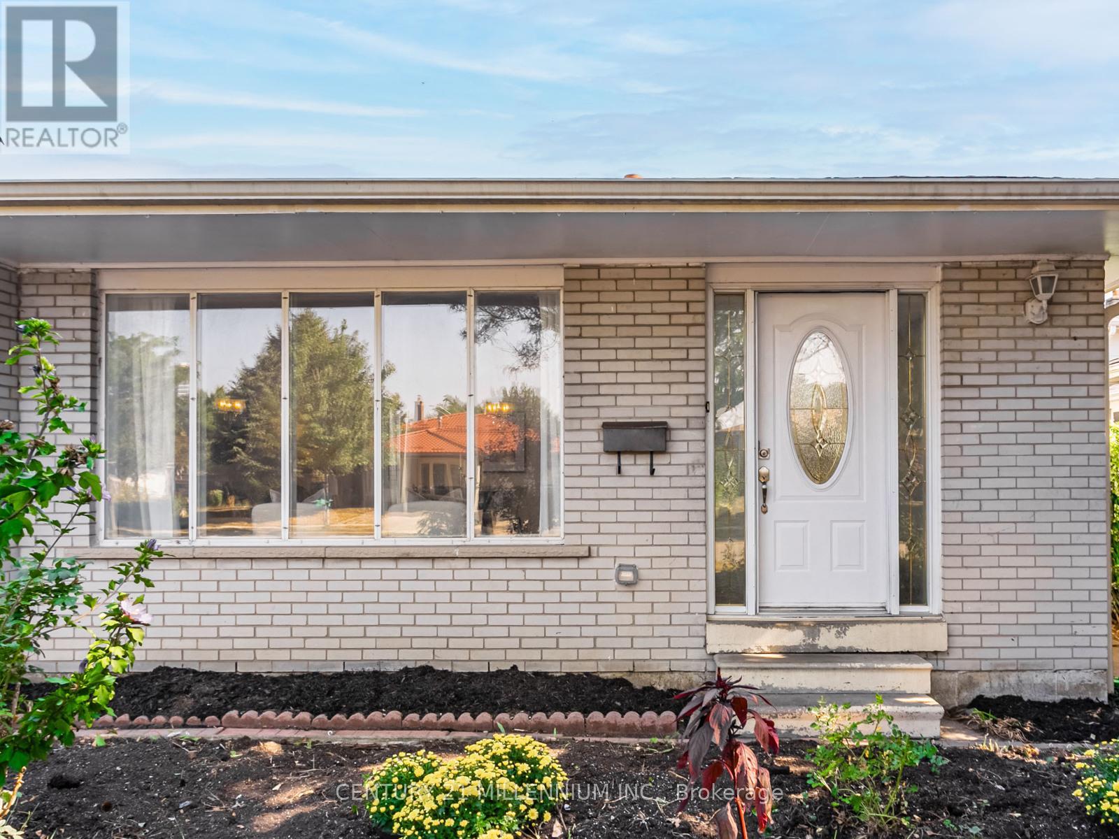 Photo 3 of 986 Mcbride Avenue, Mississauga ON