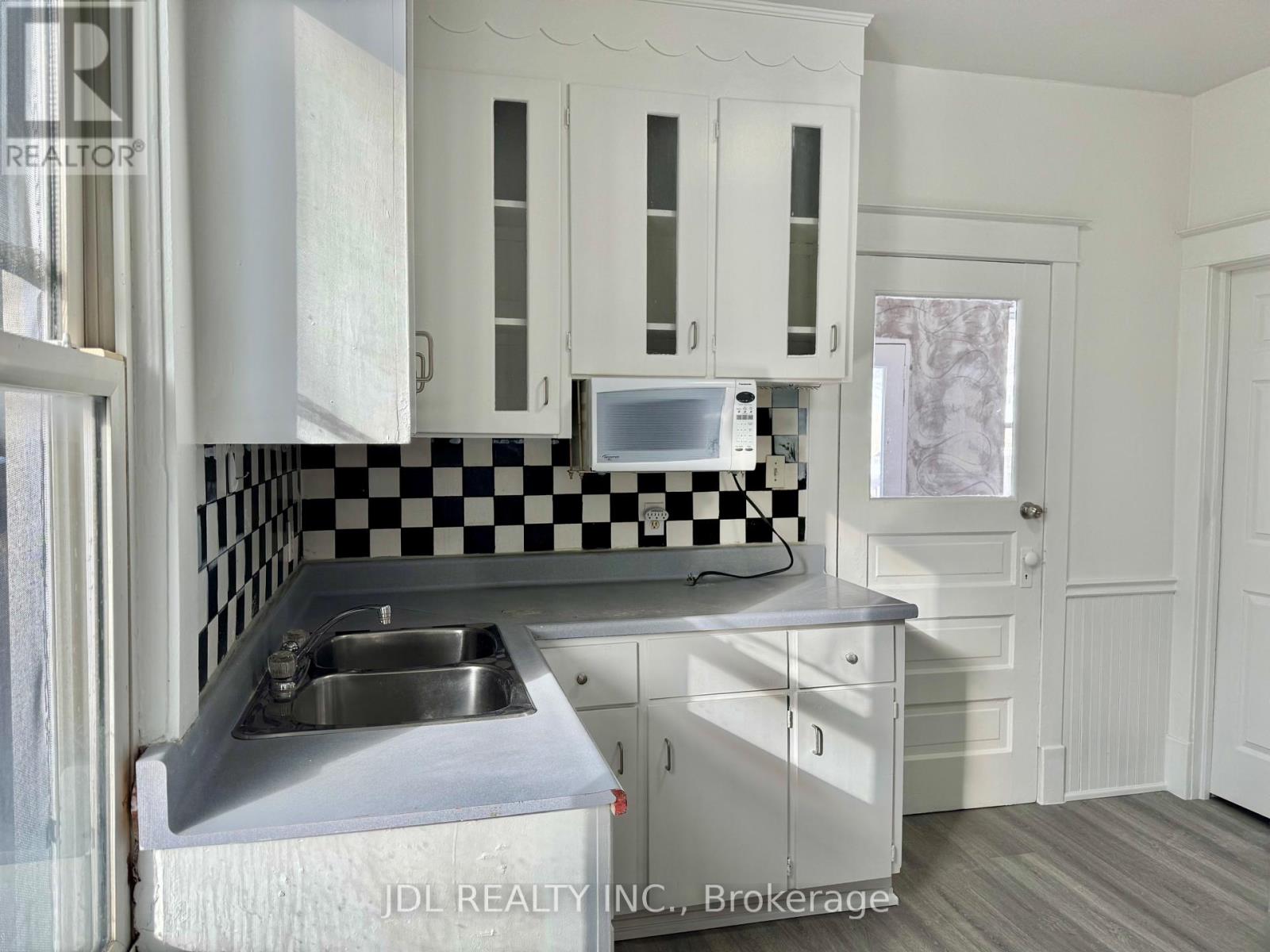 Photo 6 of 6269 Ash Street, Niagara Falls ON