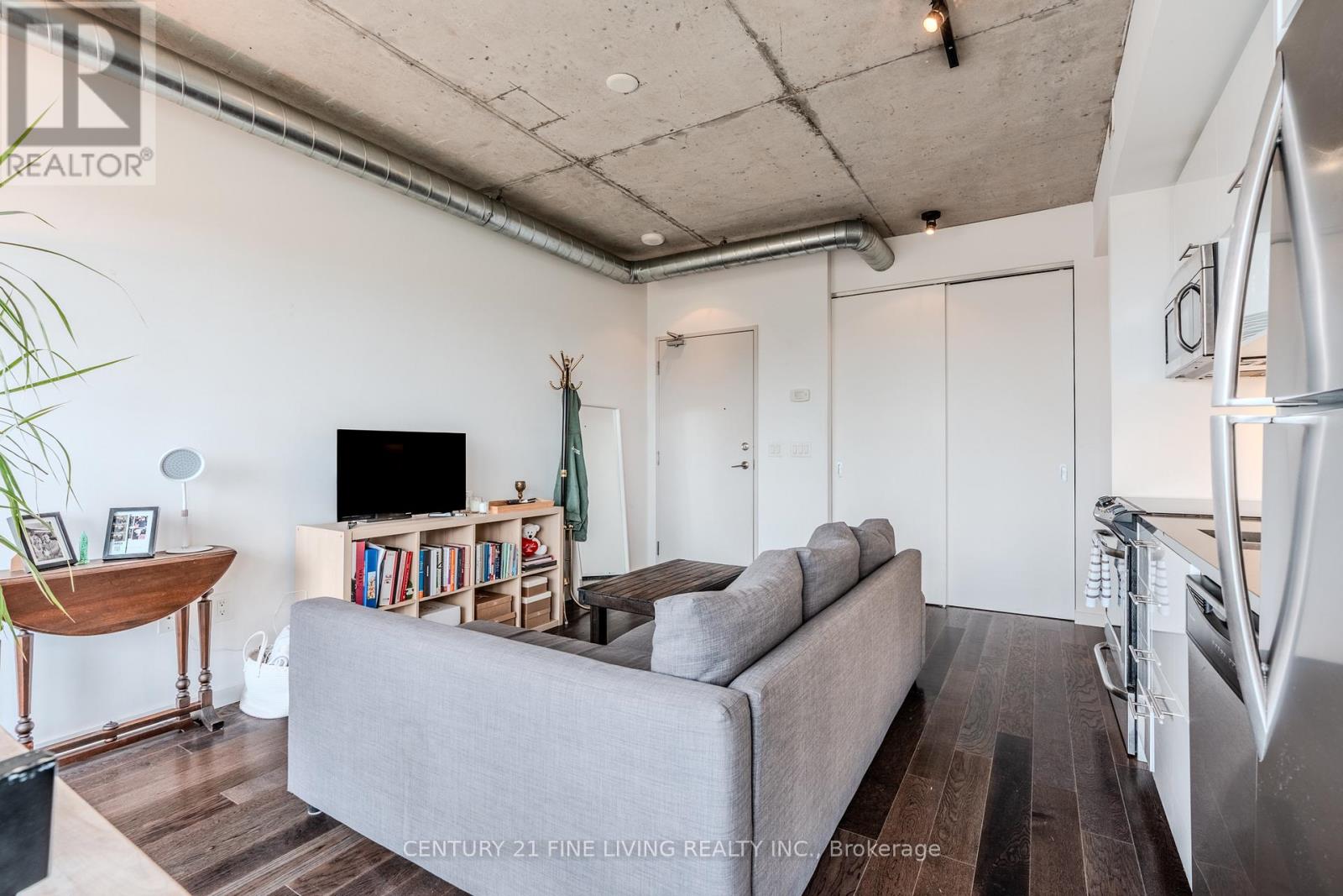 Photo 7 of 605 32 Trolley Crescent, Toronto ON