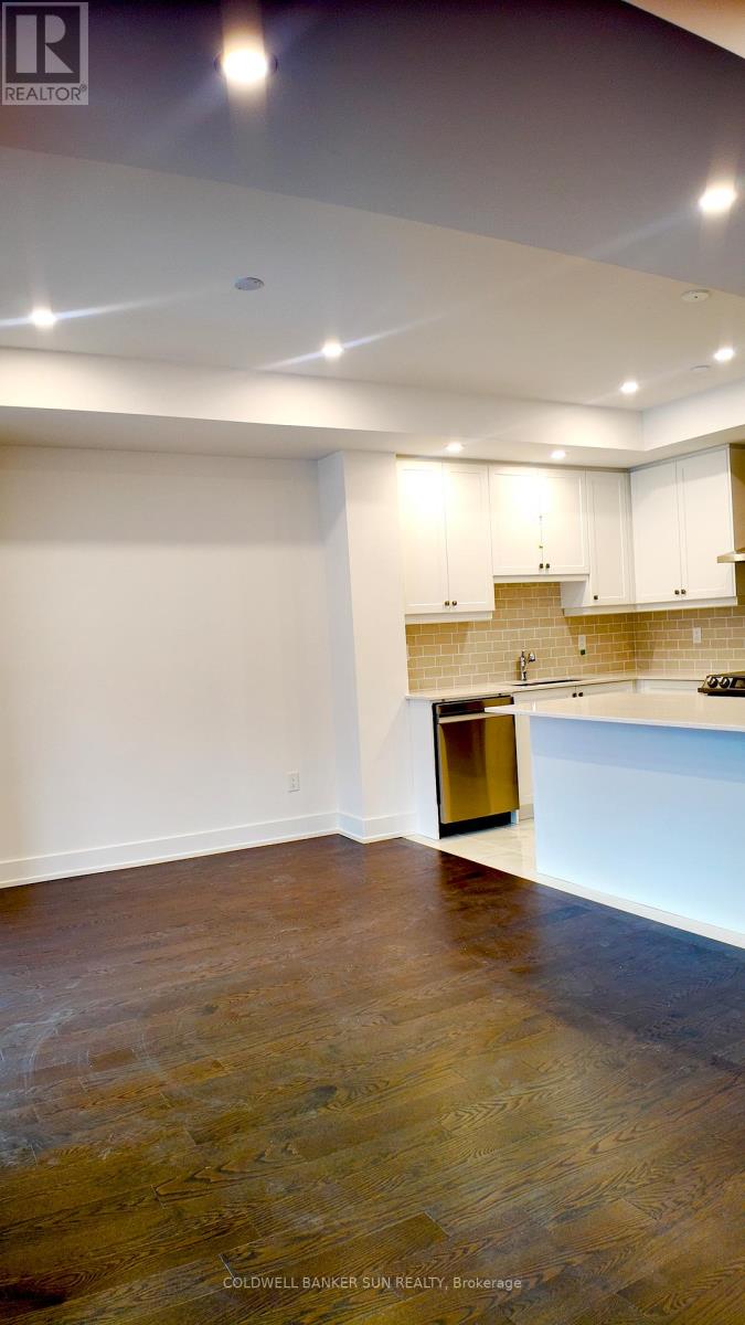 Photo 10 of 25 Waterside Way, Whitby ON