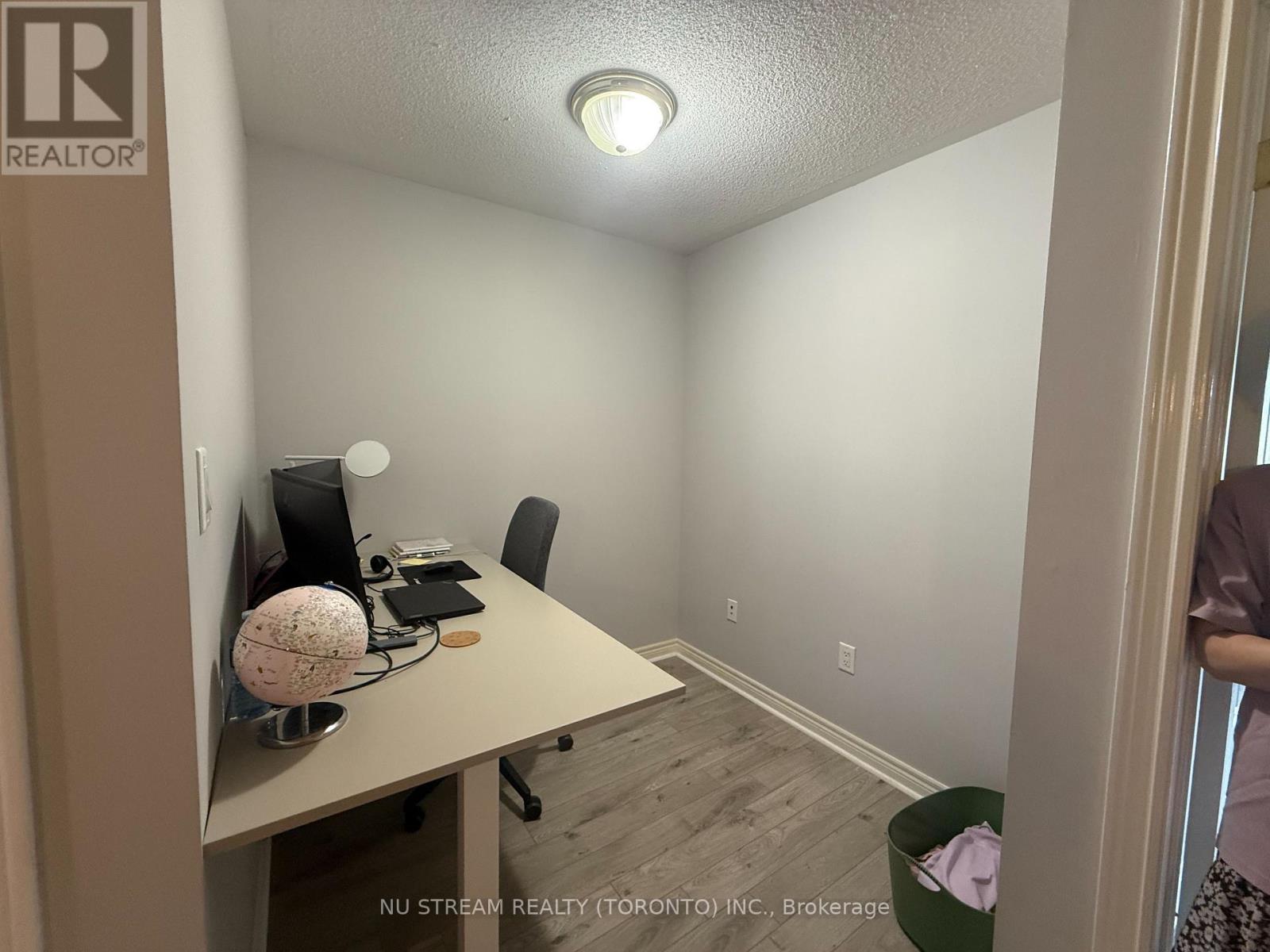 Photo 10 of 42 8 Townwood Drive, Richmond Hill ON