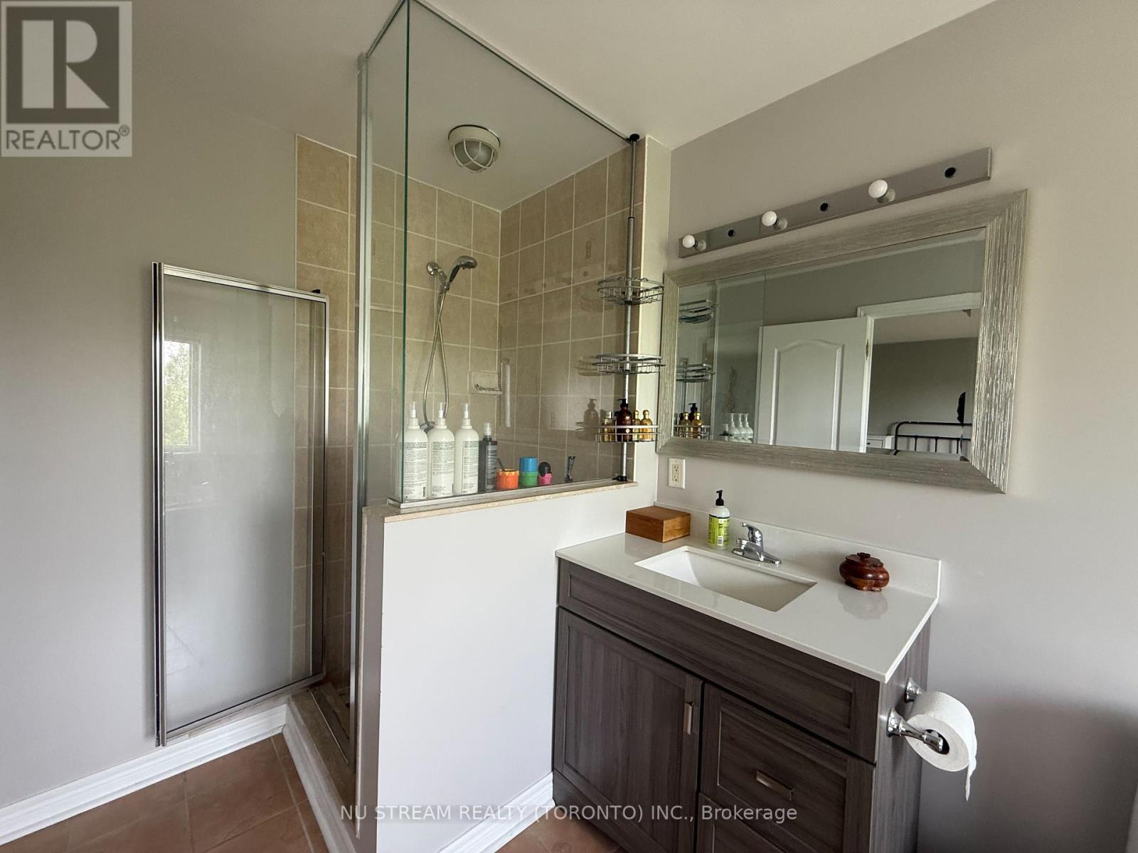 Photo 11 of 42 8 Townwood Drive, Richmond Hill ON