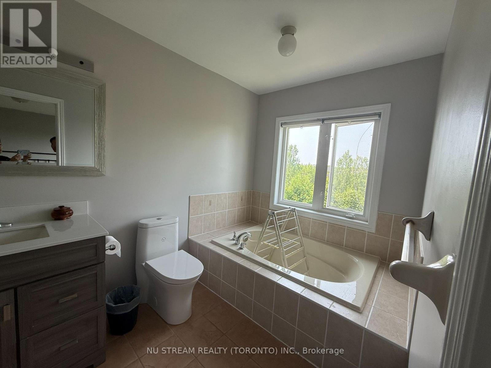Photo 12 of 42 8 Townwood Drive, Richmond Hill ON