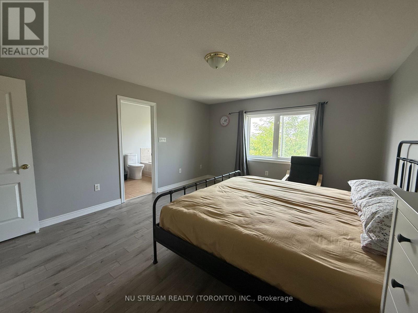 Photo 13 of 42 8 Townwood Drive, Richmond Hill ON