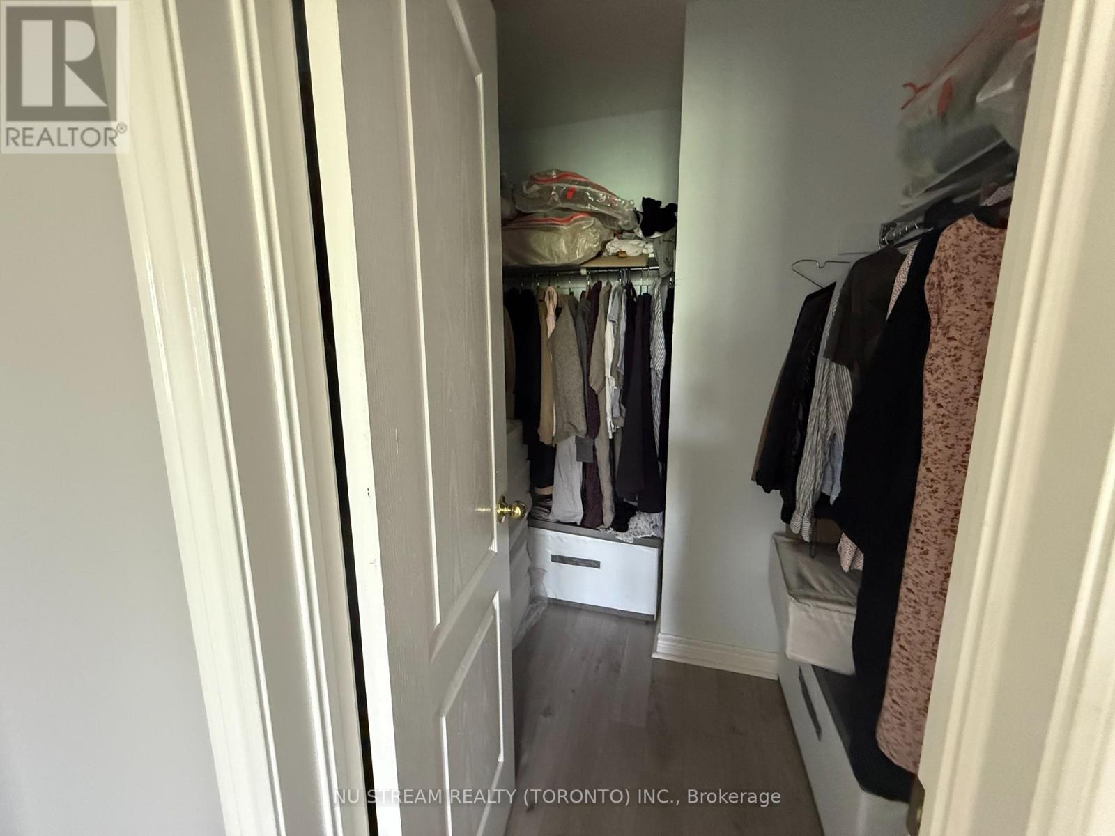 Photo 14 of 42 8 Townwood Drive, Richmond Hill ON