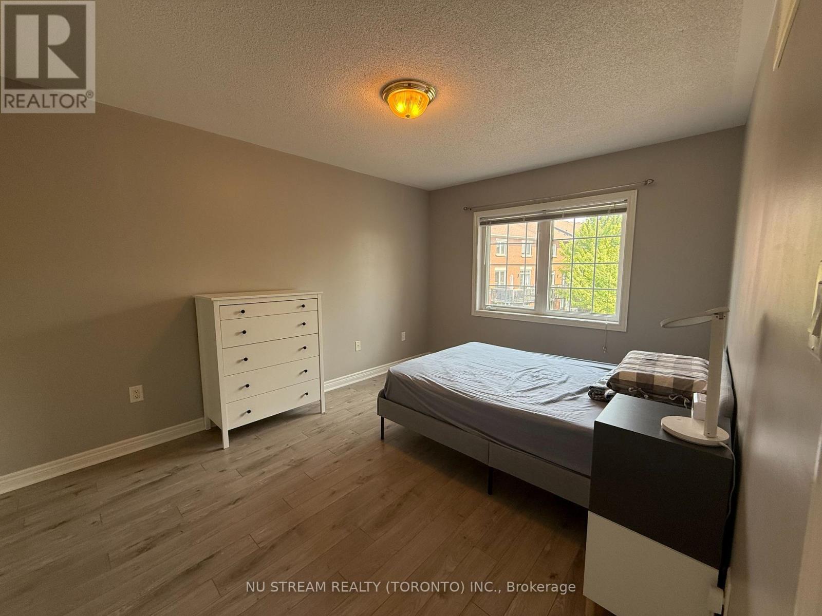 Photo 18 of 42 8 Townwood Drive, Richmond Hill ON