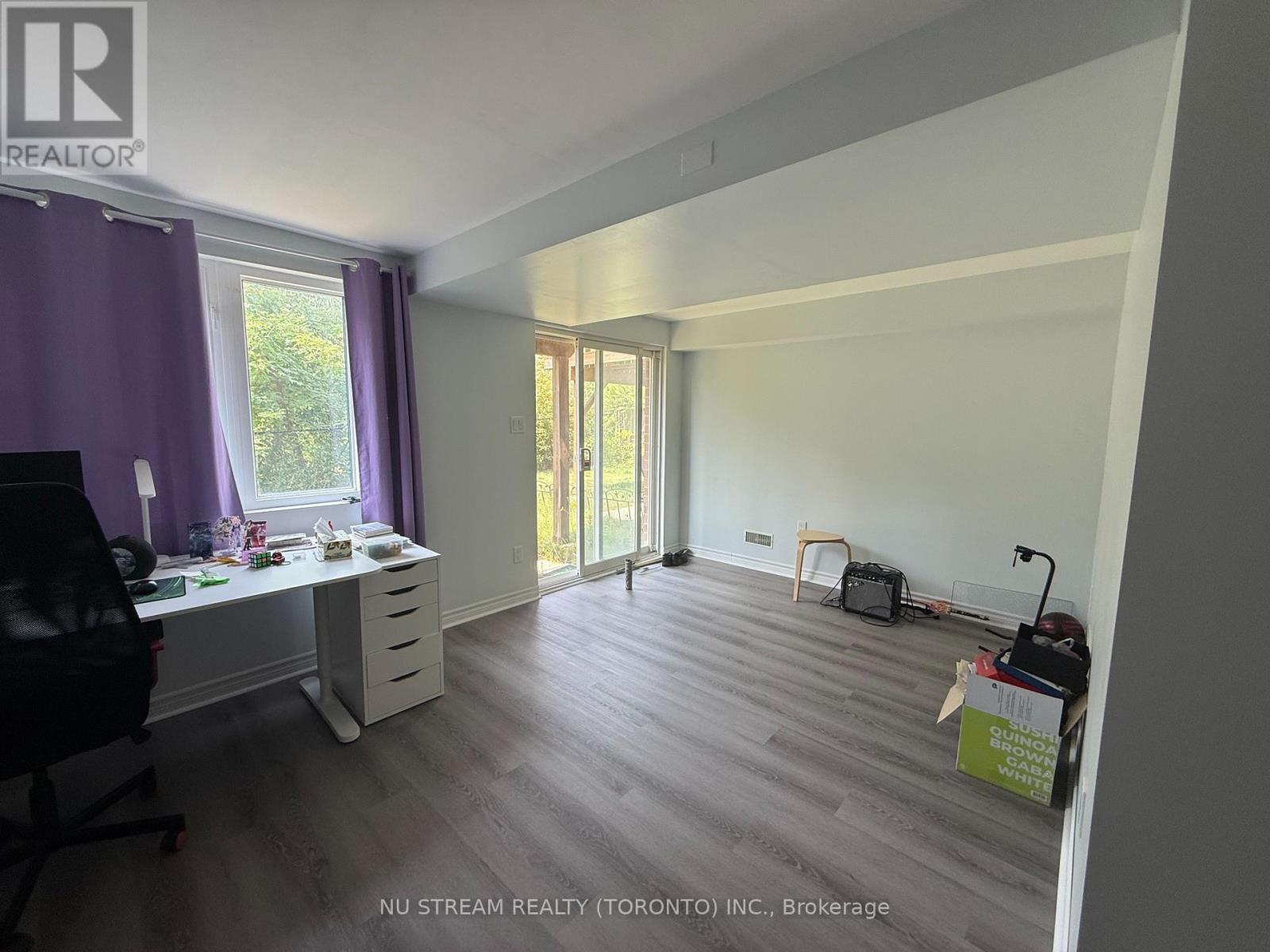 Photo 3 of 42 8 Townwood Drive, Richmond Hill ON