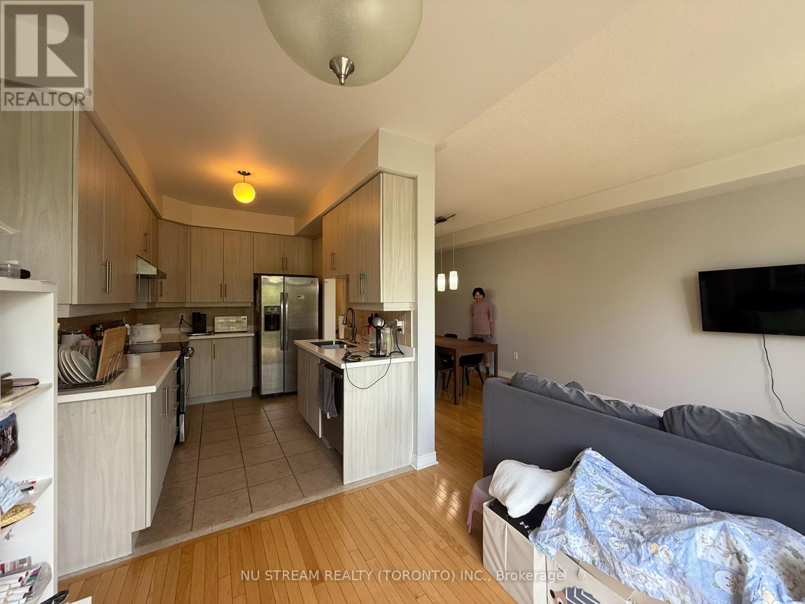 Photo 5 of 42 8 Townwood Drive, Richmond Hill ON