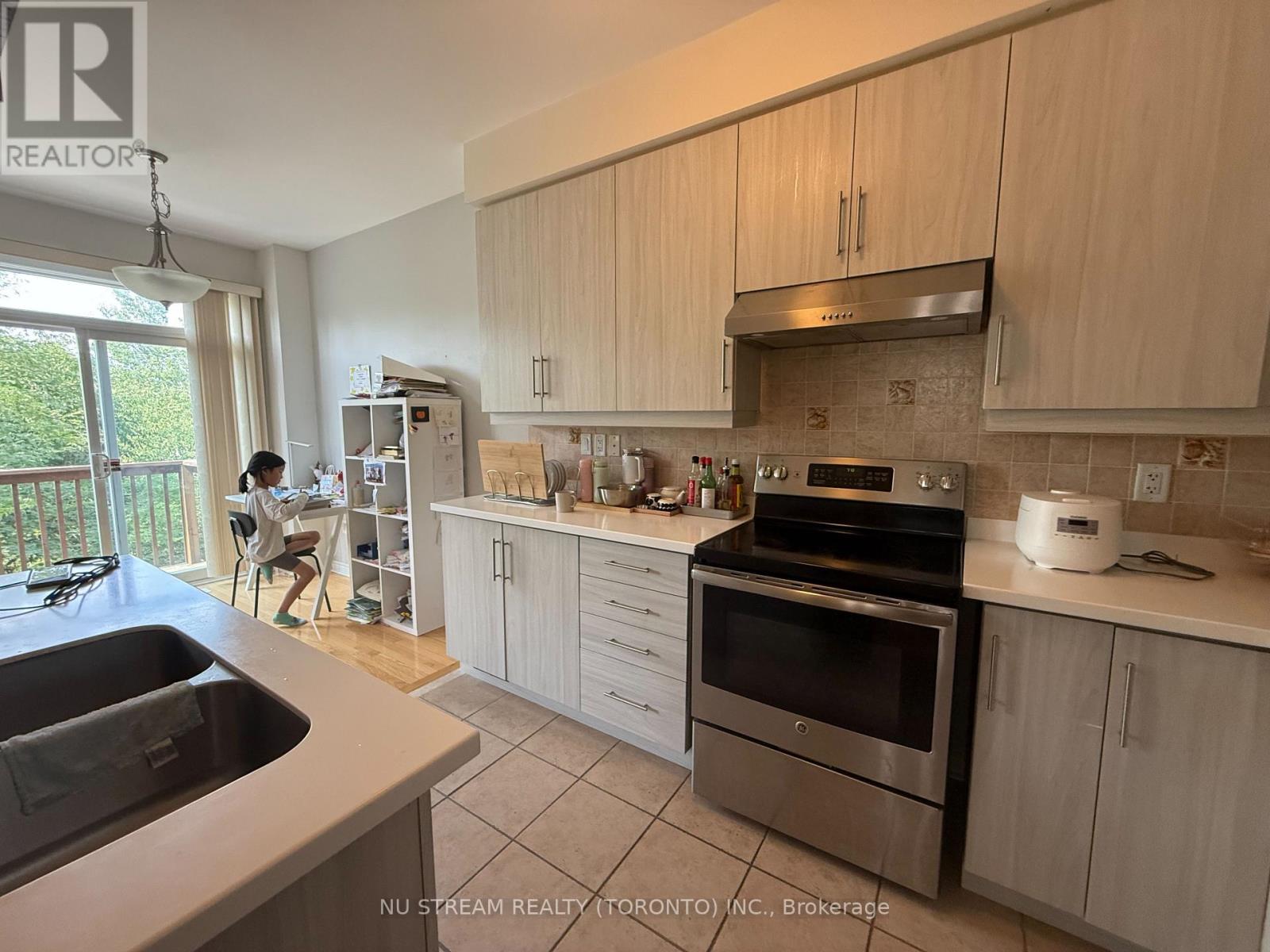 Photo 7 of 42 8 Townwood Drive, Richmond Hill ON