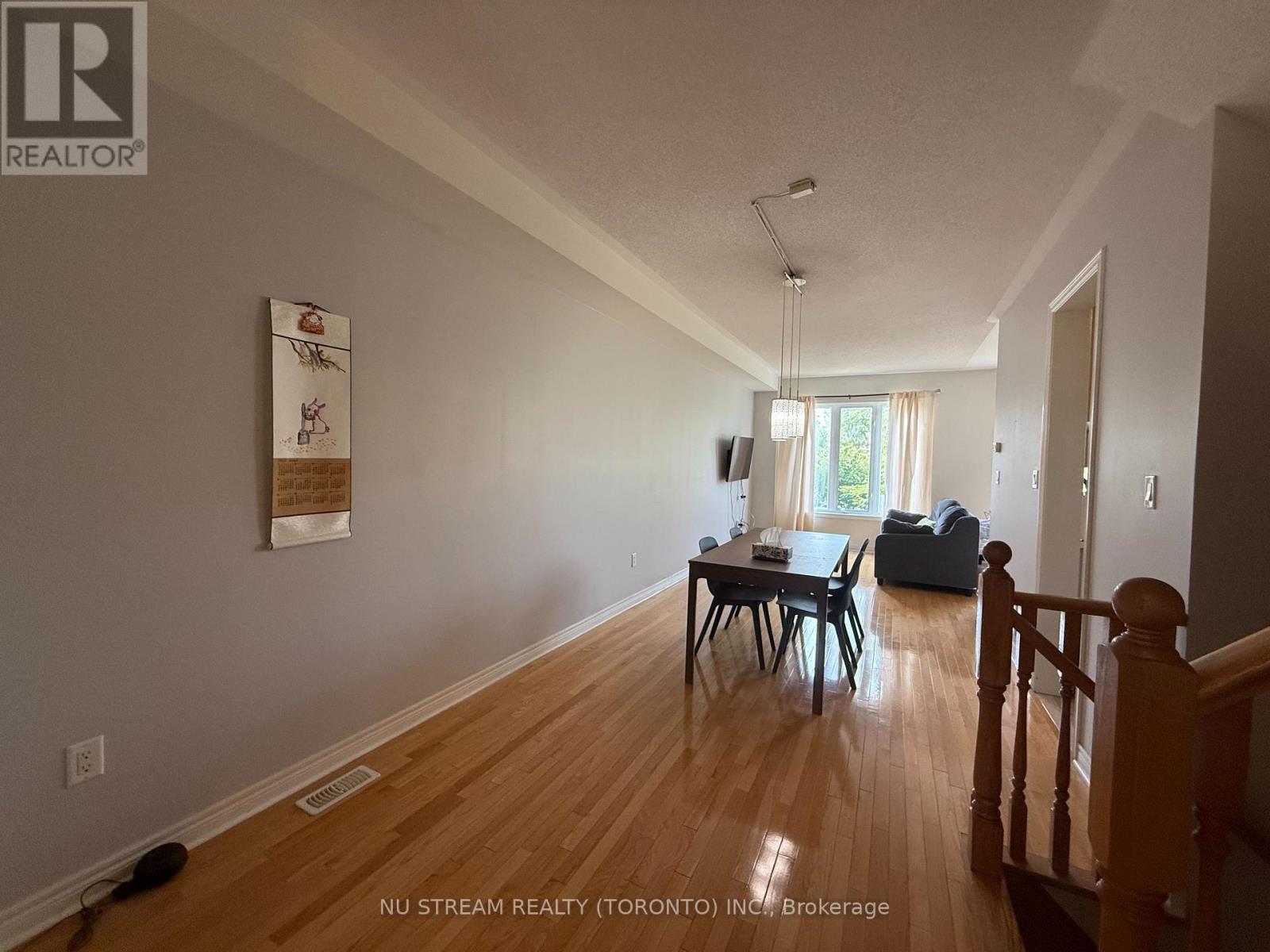 Photo 8 of 42 8 Townwood Drive, Richmond Hill ON