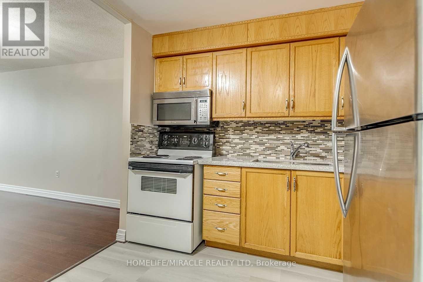 Photo 13 of 304 1270 Maple Crossing Boulevard, Burlington ON
