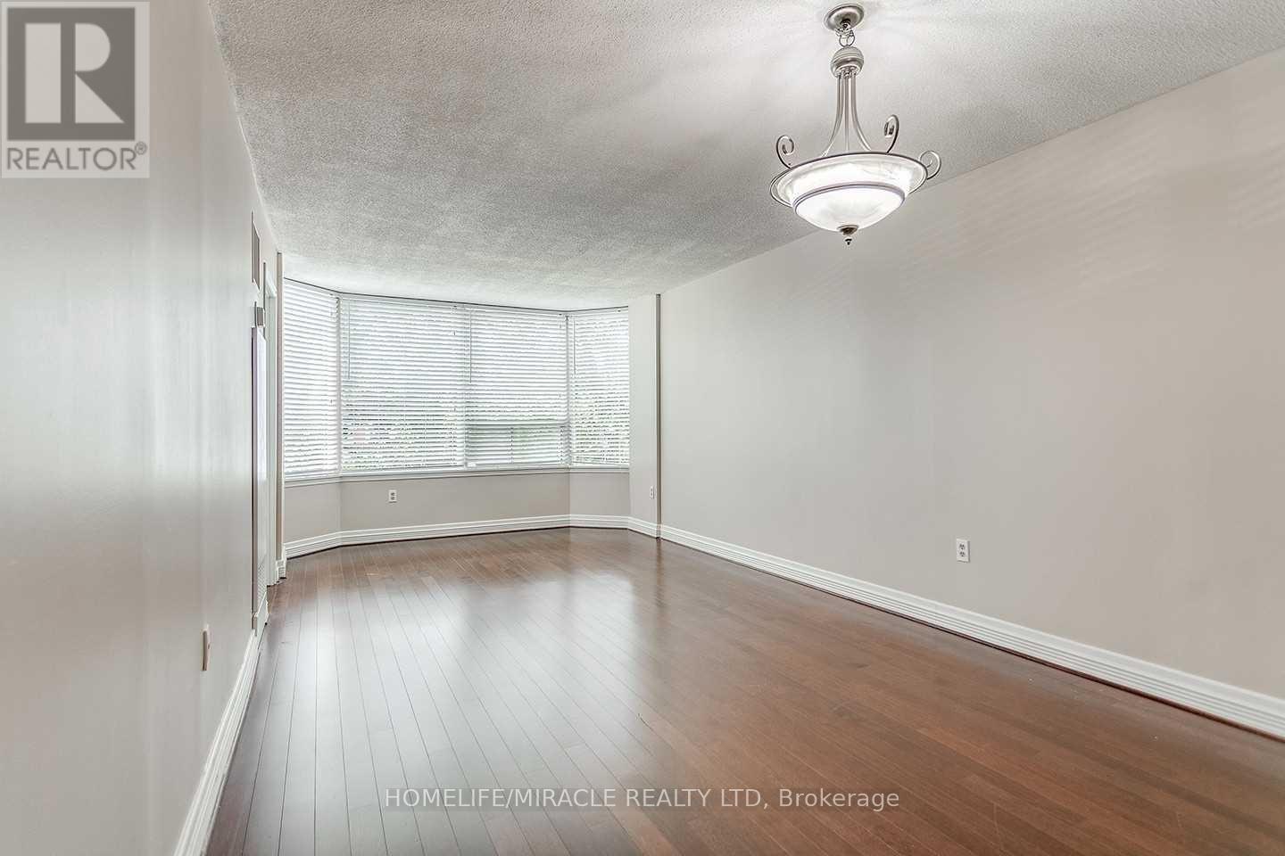 Photo 14 of 304 1270 Maple Crossing Boulevard, Burlington ON