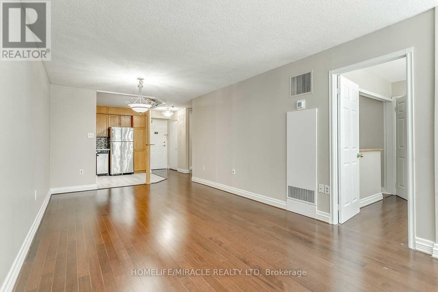 Photo 16 of 304 1270 Maple Crossing Boulevard, Burlington ON