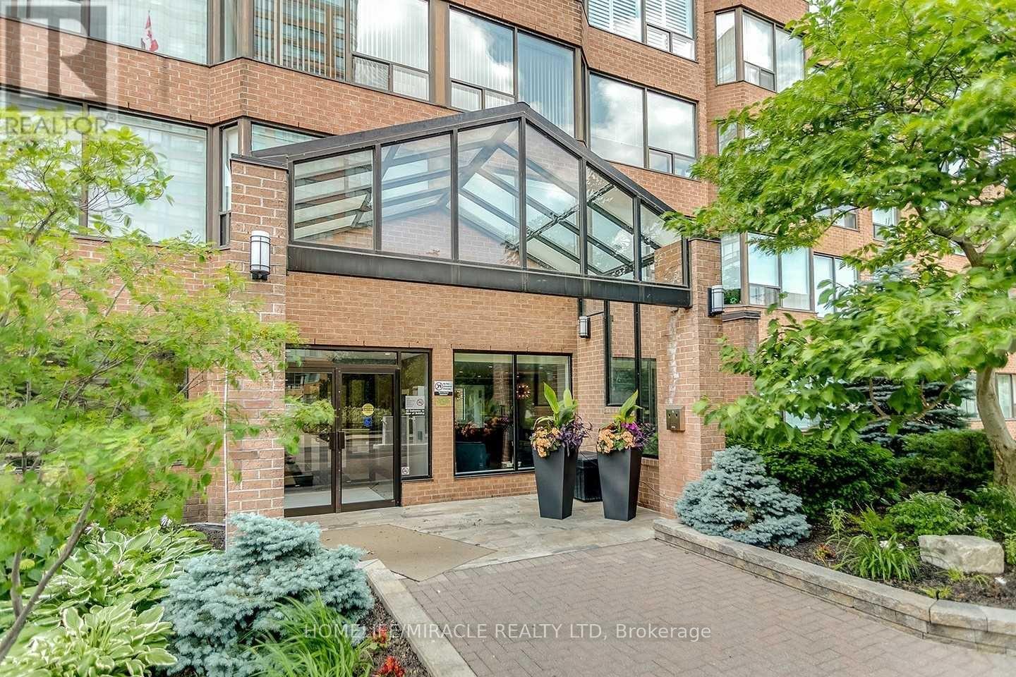 Photo 3 of 304 1270 Maple Crossing Boulevard, Burlington ON