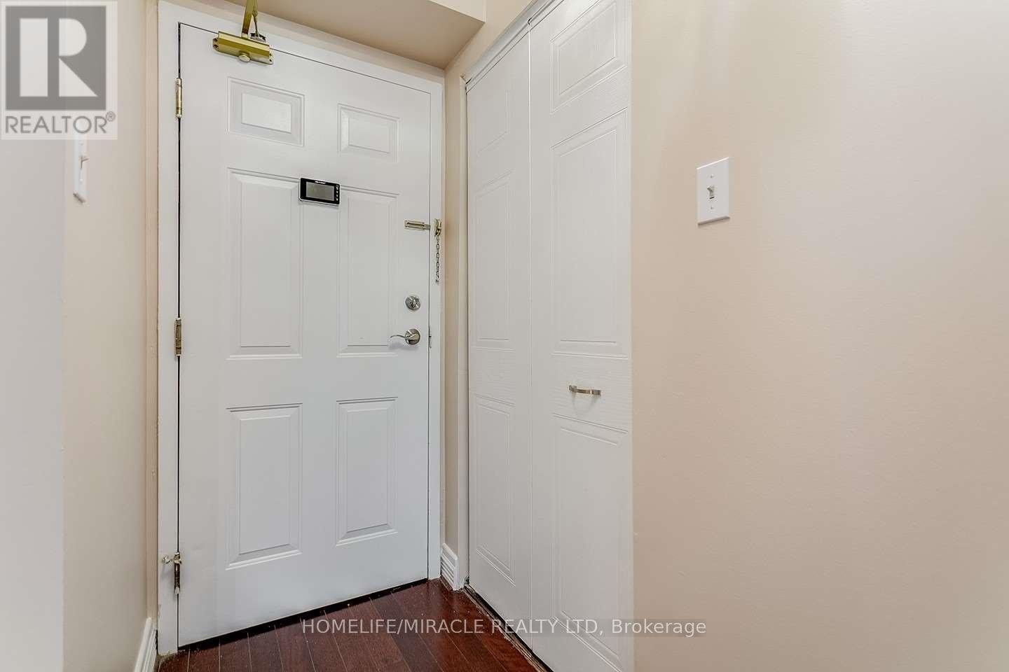 Photo 7 of 304 1270 Maple Crossing Boulevard, Burlington ON