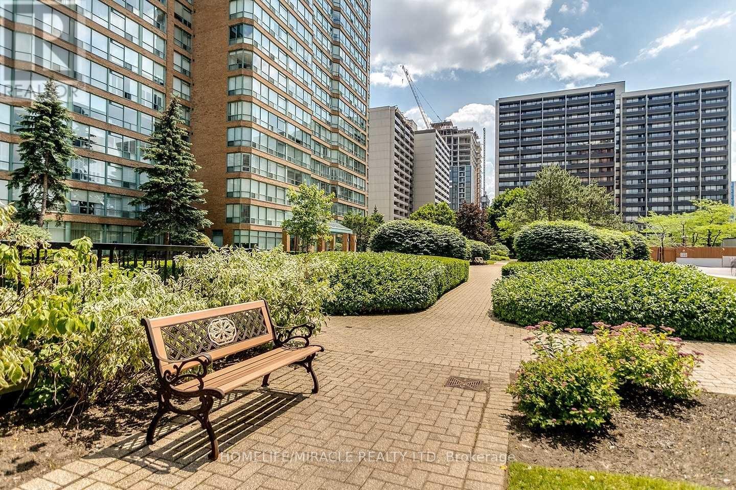Photo 25 of 304 1270 Maple Crossing Boulevard, Burlington ON