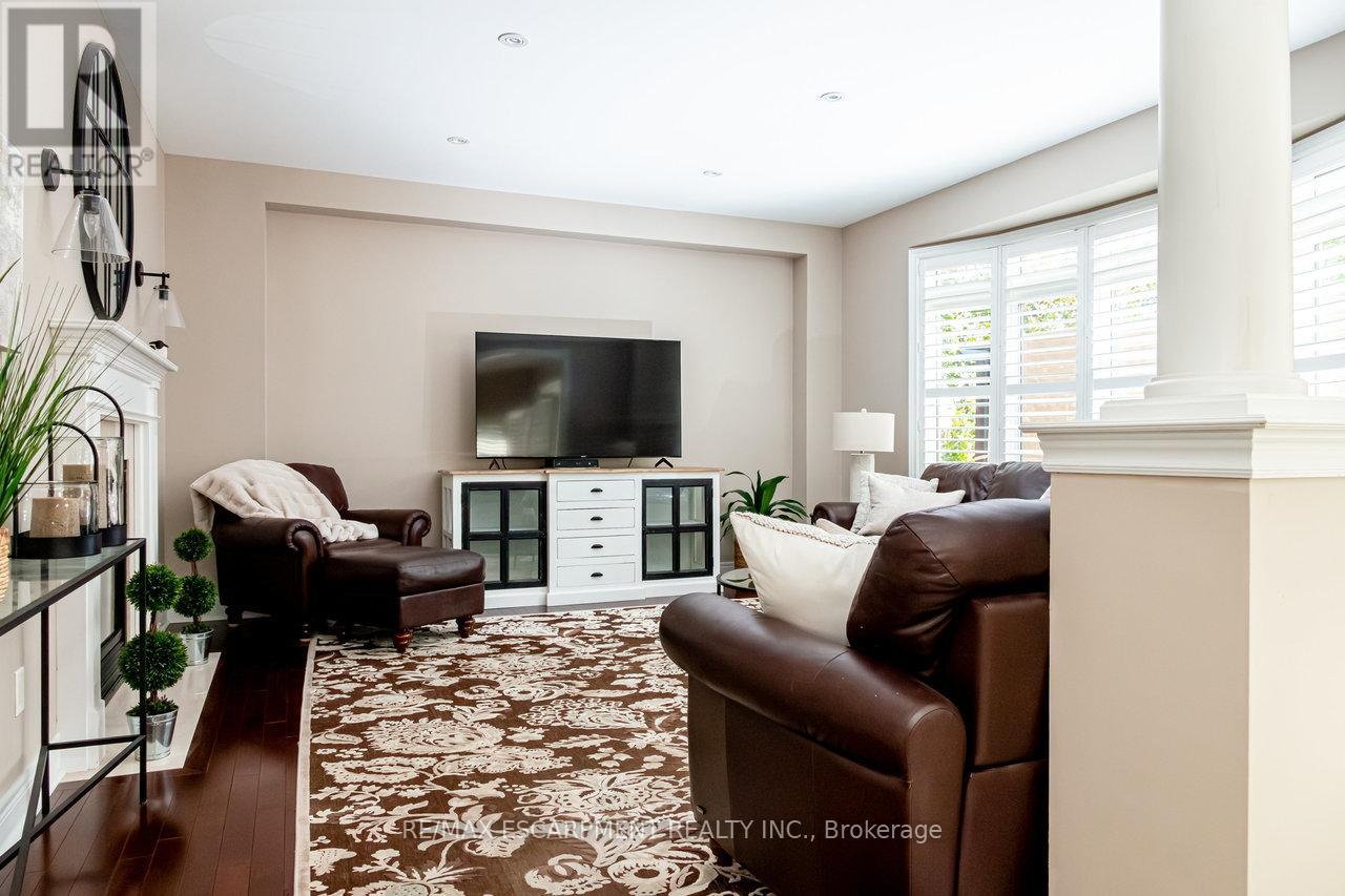 Photo 18 of 104 Miller Drive, Halton Hills ON