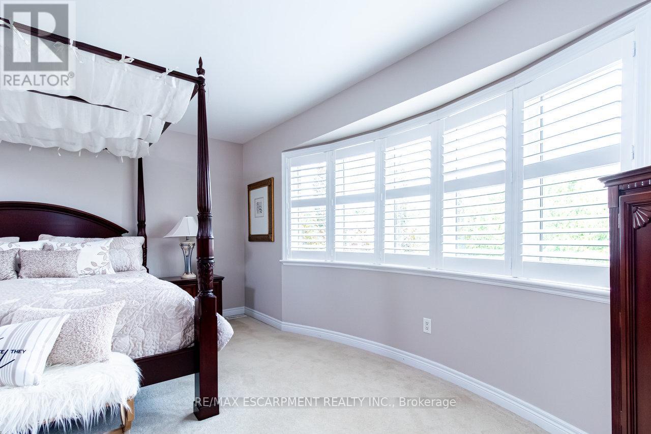 Photo 34 of 104 Miller Drive, Halton Hills ON