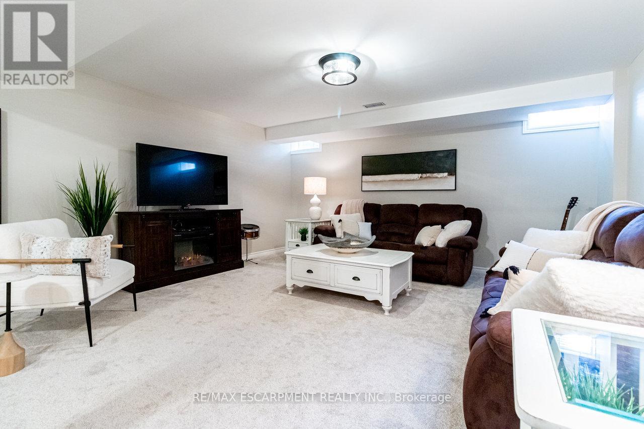 Photo 39 of 104 Miller Drive, Halton Hills ON