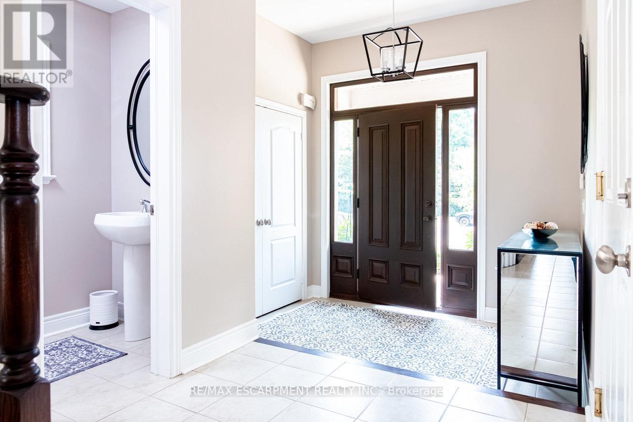 Photo 5 of 104 Miller Drive, Halton Hills ON