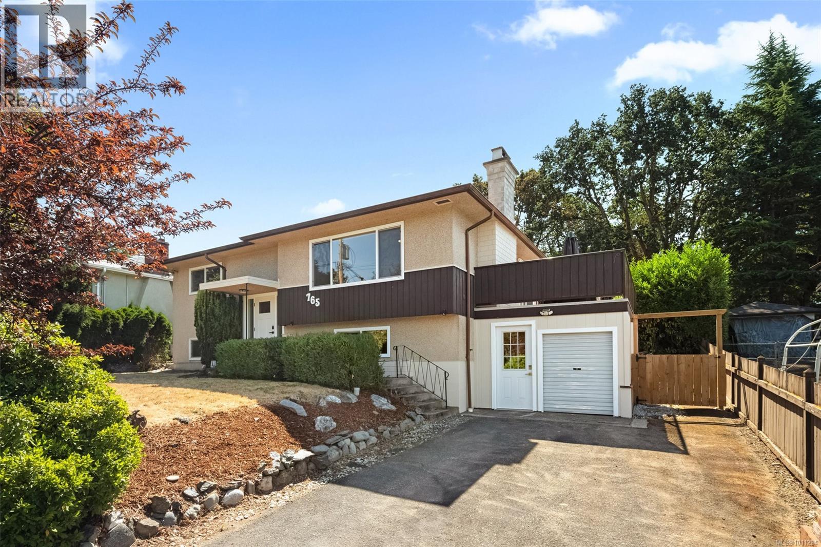 Photo 4 of 765 Lily Ave, Saanich BC