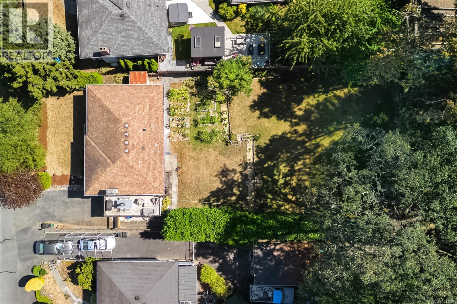 Photo 3 of 765 Lily Ave, Saanich BC