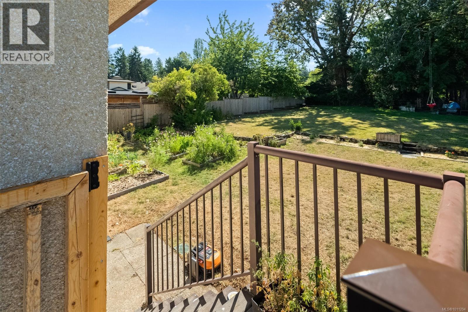 Photo 23 of 765 Lily Ave, Saanich BC