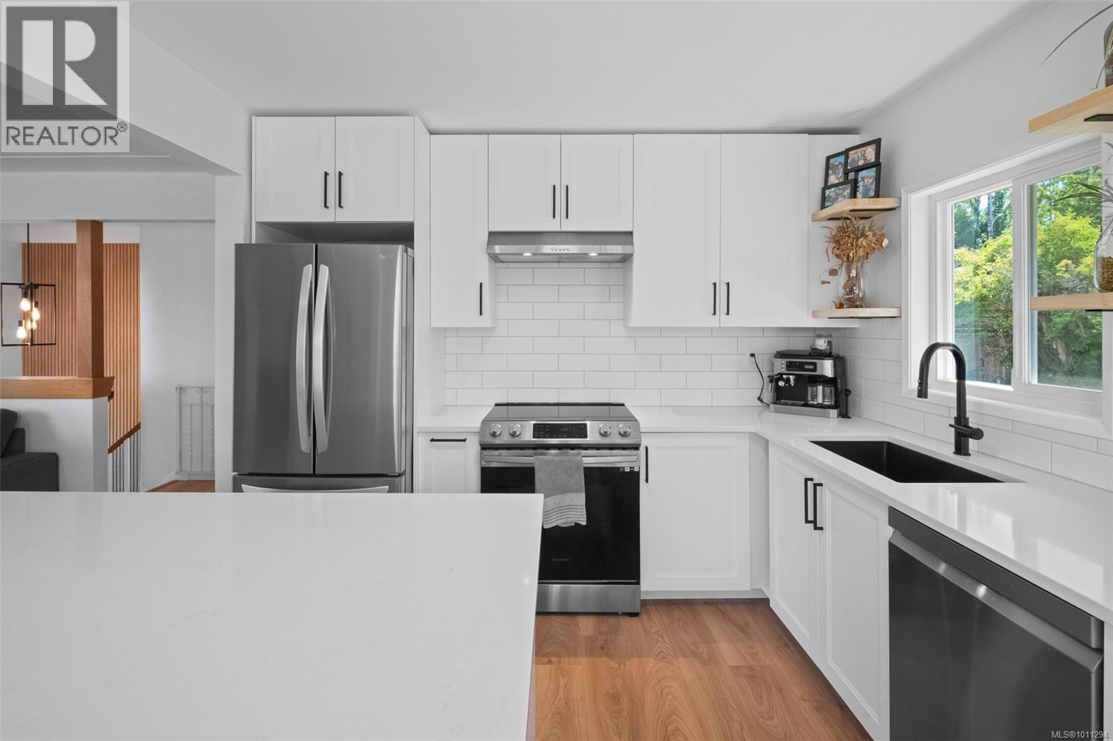Photo 14 of 765 Lily Ave, Saanich BC