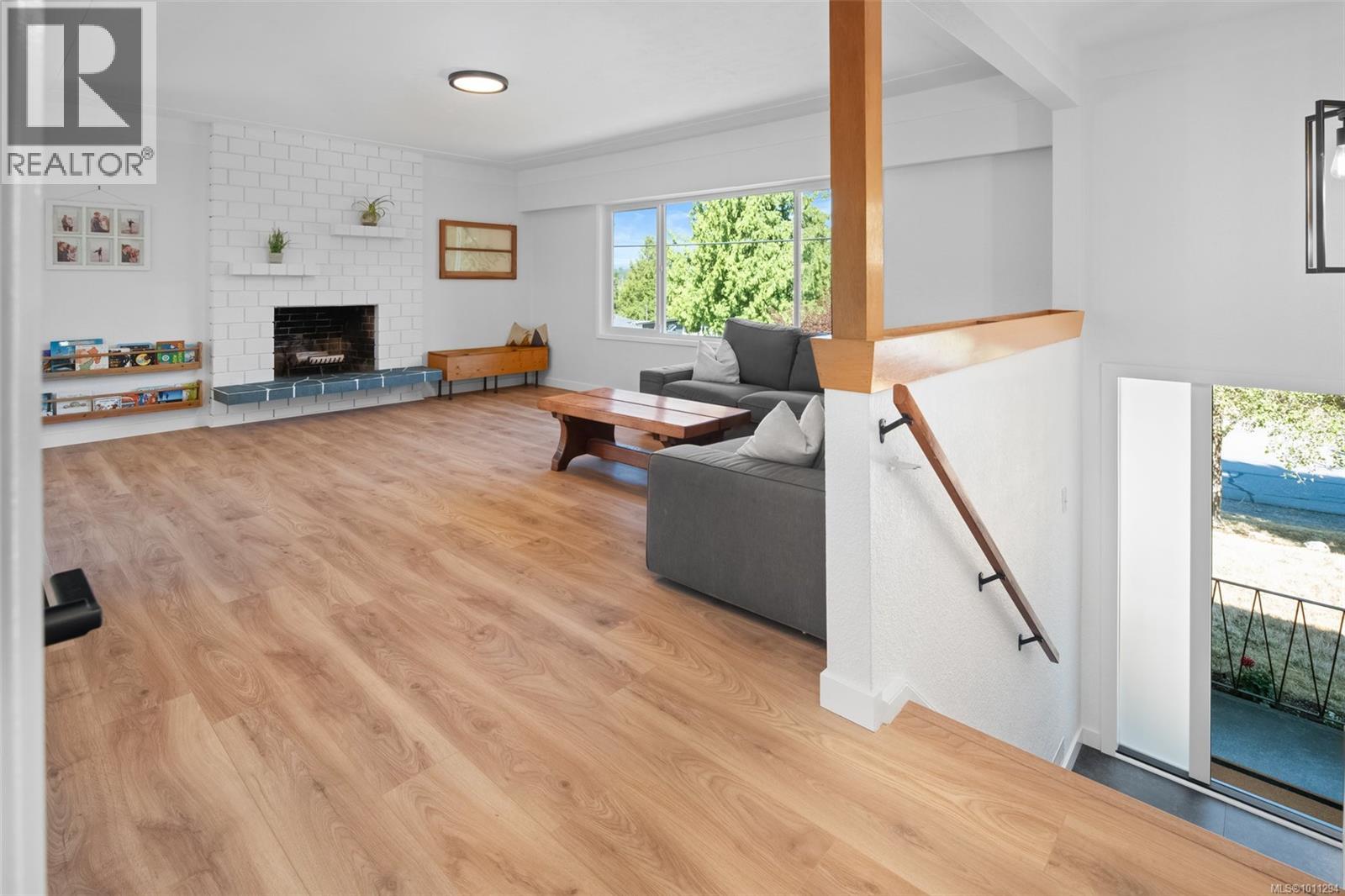 Photo 6 of 765 Lily Ave, Saanich BC