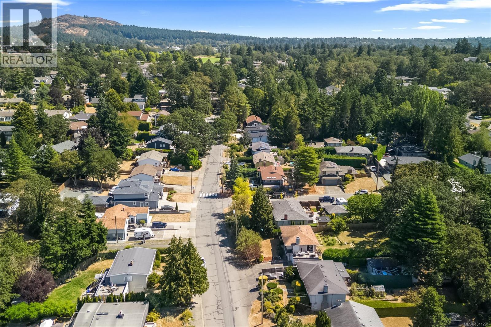 Photo 2 of 765 Lily Ave, Saanich BC