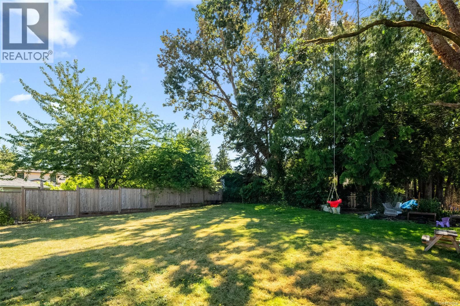 Photo 25 of 765 Lily Ave, Saanich BC