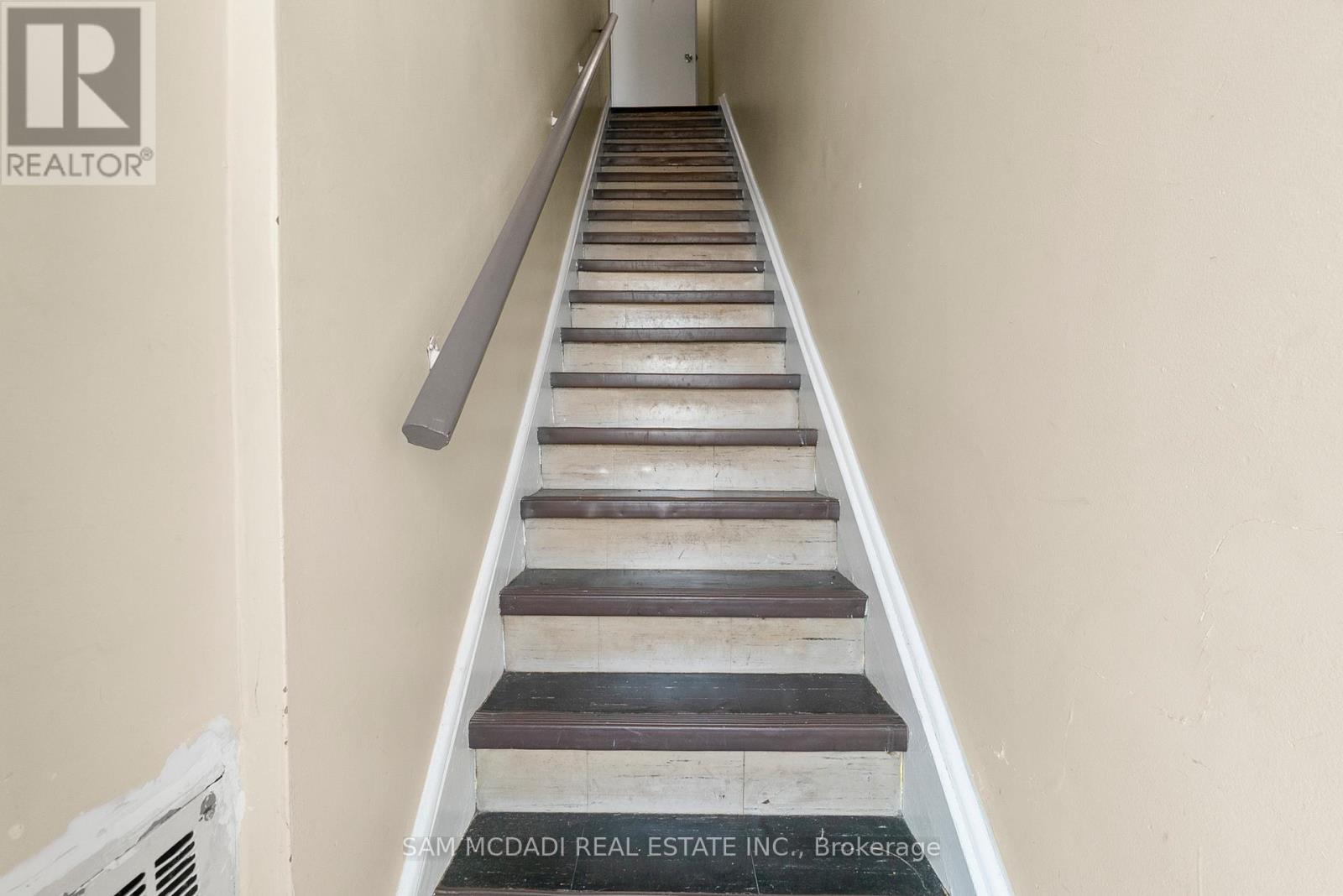 Photo 3 of 1026 Burnhamthorpe Road E, Mississauga ON