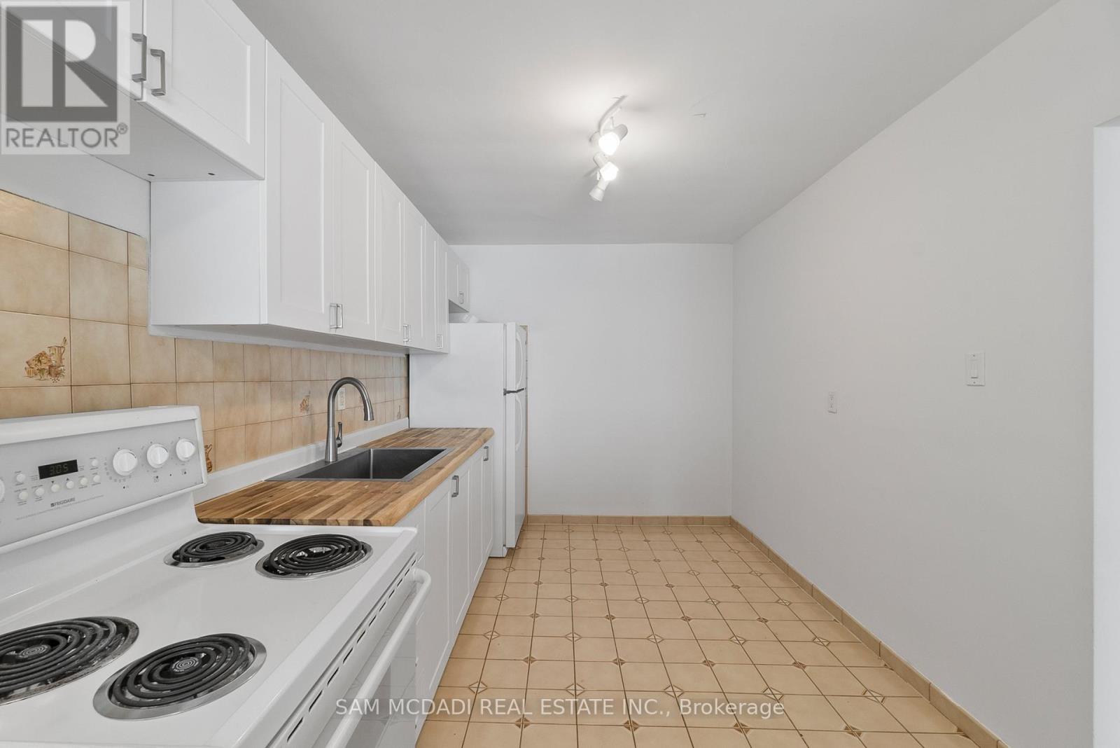 Photo 4 of 1026 Burnhamthorpe Road E, Mississauga ON
