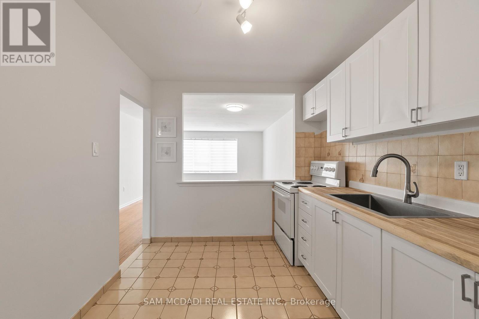 Photo 5 of 1026 Burnhamthorpe Road E, Mississauga ON