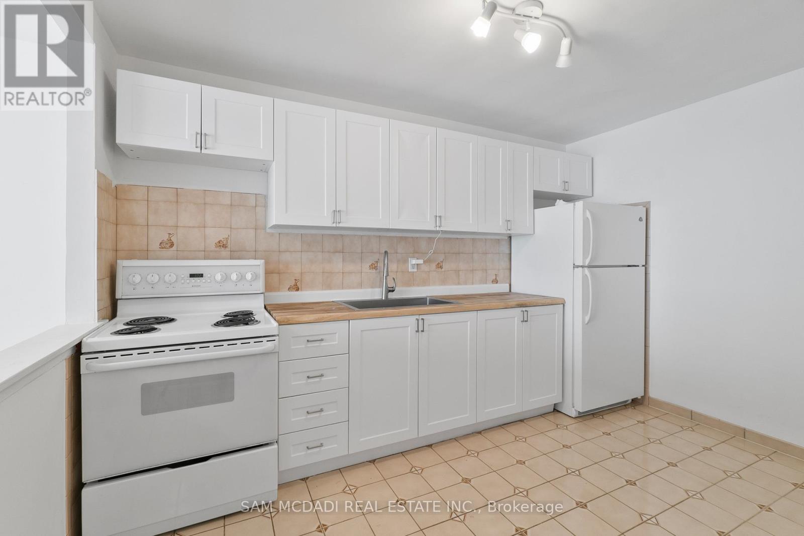 Photo 6 of 1026 Burnhamthorpe Road E, Mississauga ON