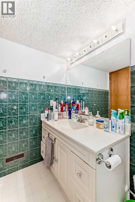 Single Family House Bungalow for Sale in  Templehill Bay NE Temple Calgary 