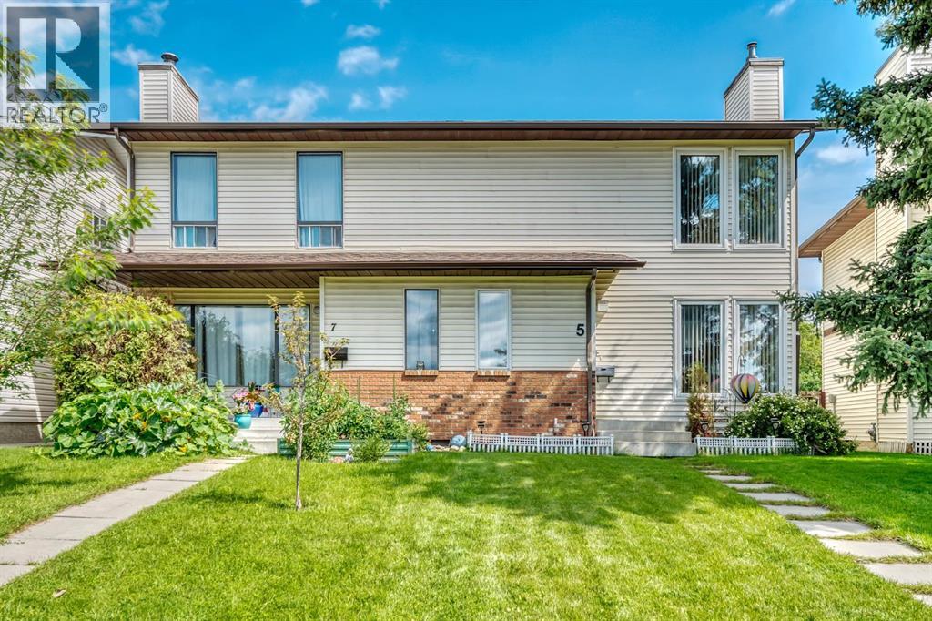 Single Family House for Sale in  Falsby Place NE Falconridge Calgary 
