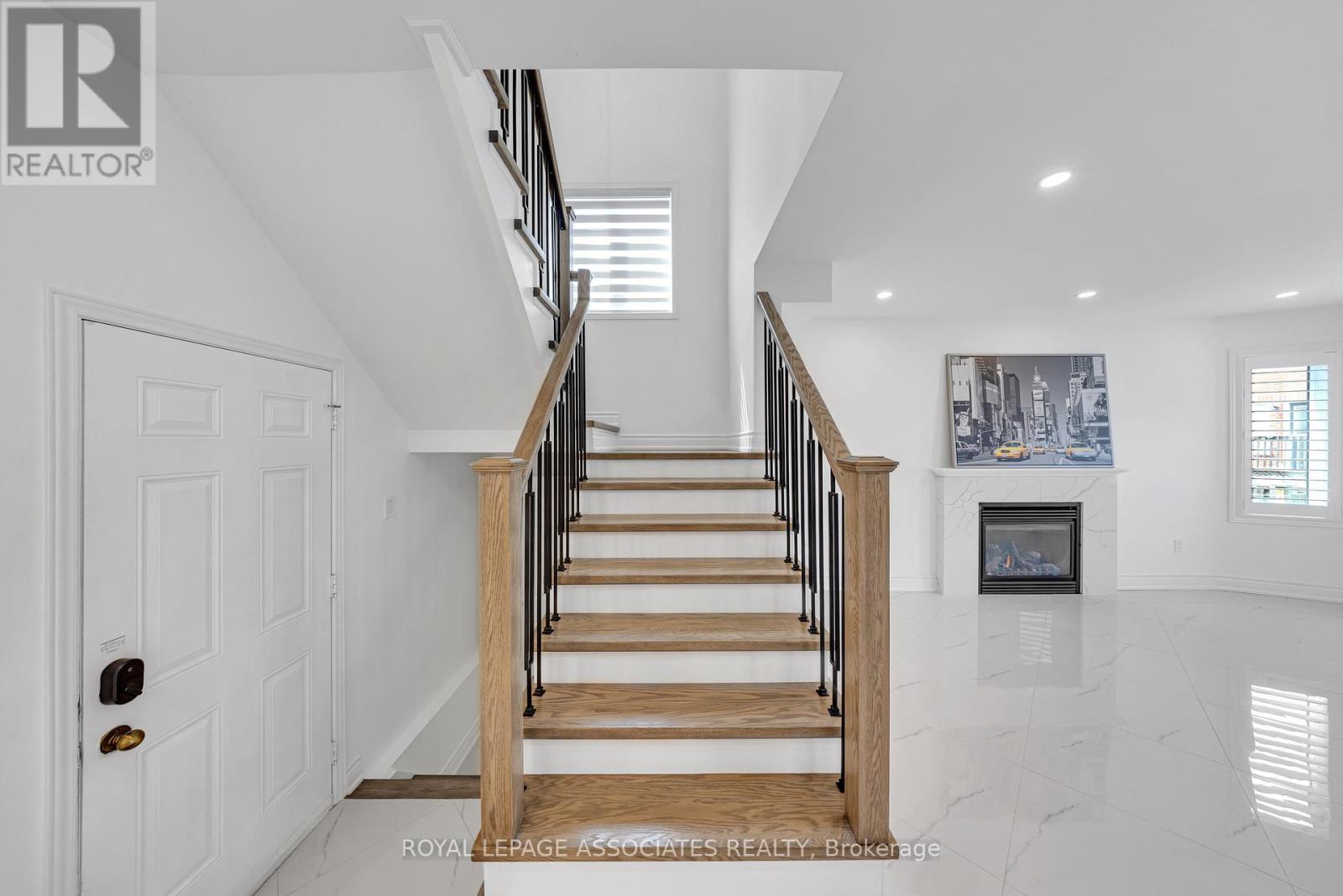 Photo 4 of 89 Delbert Circle, Whitchurchstouffville ON