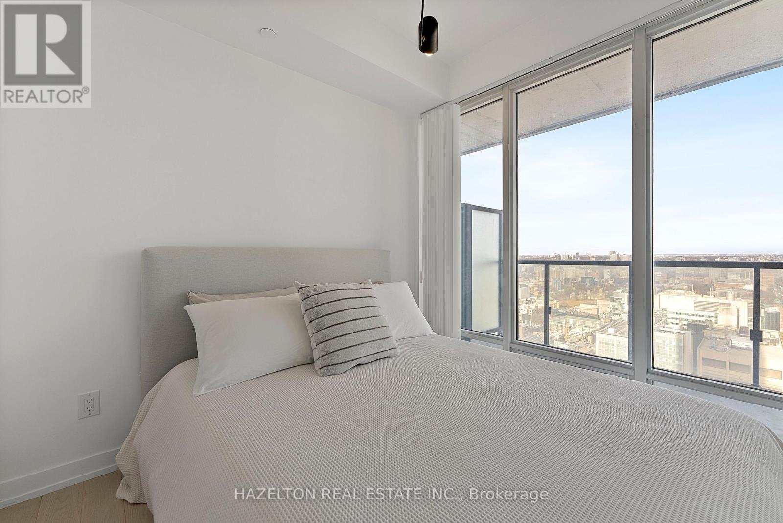 Photo 16 of 3402 488 University Avenue, Toronto ON