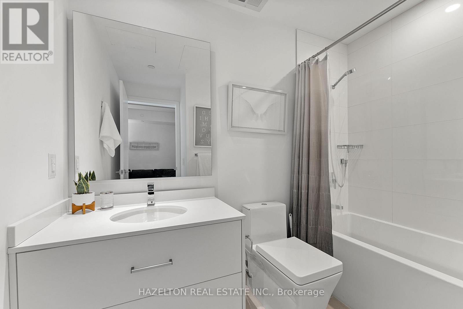 Photo 19 of 3402 488 University Avenue, Toronto ON