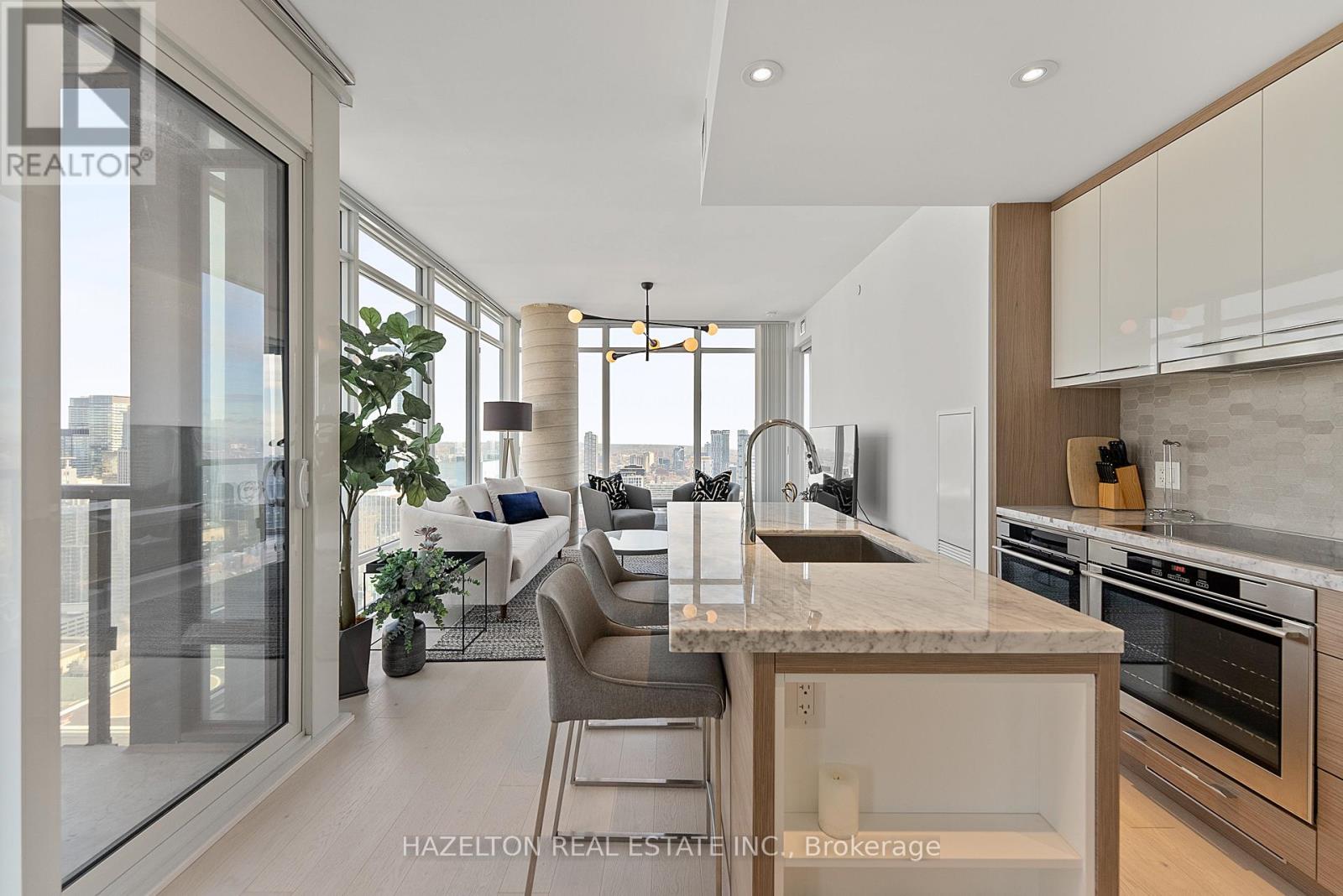 Photo 3 of 3402 488 University Avenue, Toronto ON