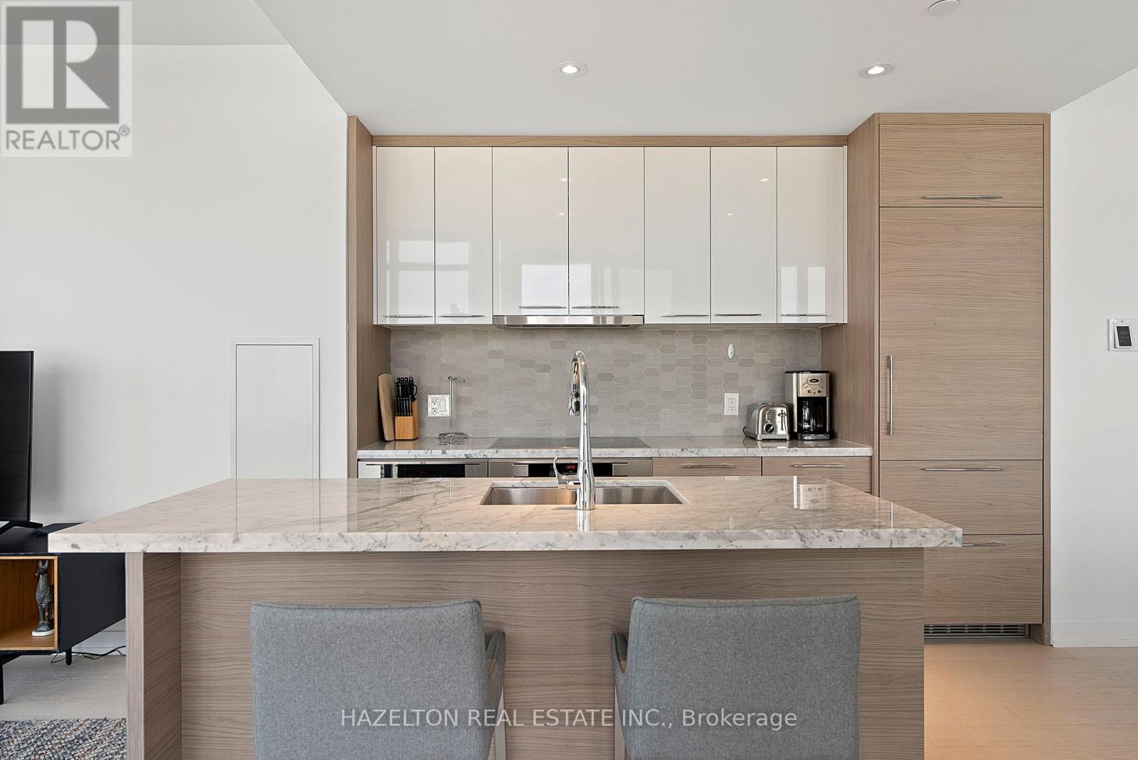 Photo 4 of 3402 488 University Avenue, Toronto ON