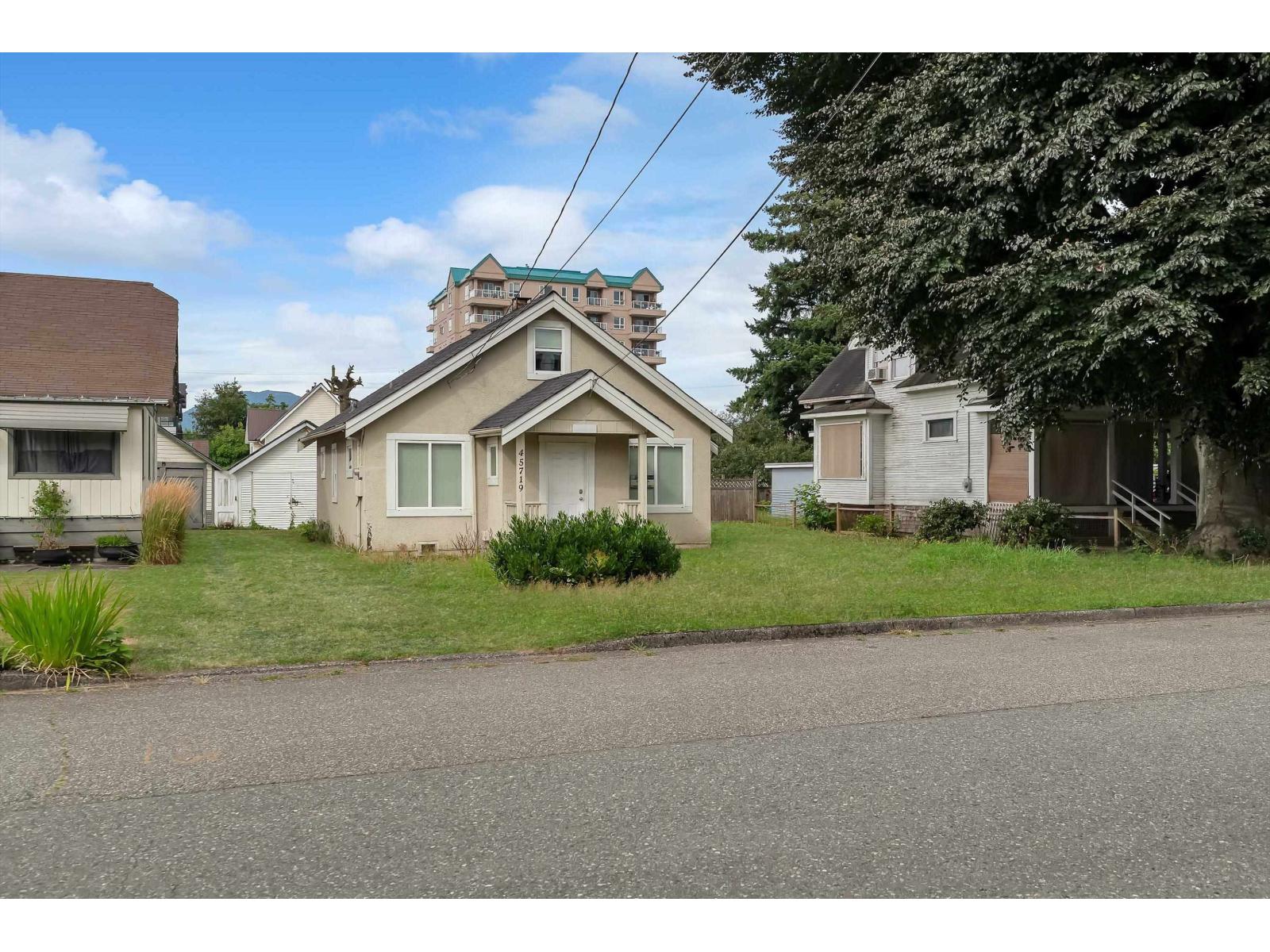 Photo 3 of 45719 Kipp Avenue Chilliwack Proper West, Chilliwack BC