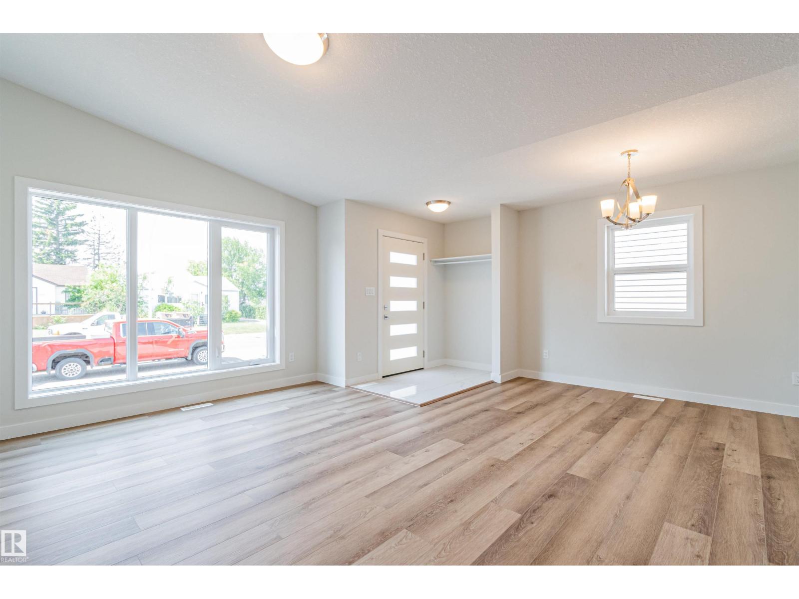 Photo 4 of 12125 88 St Nw, Edmonton AB