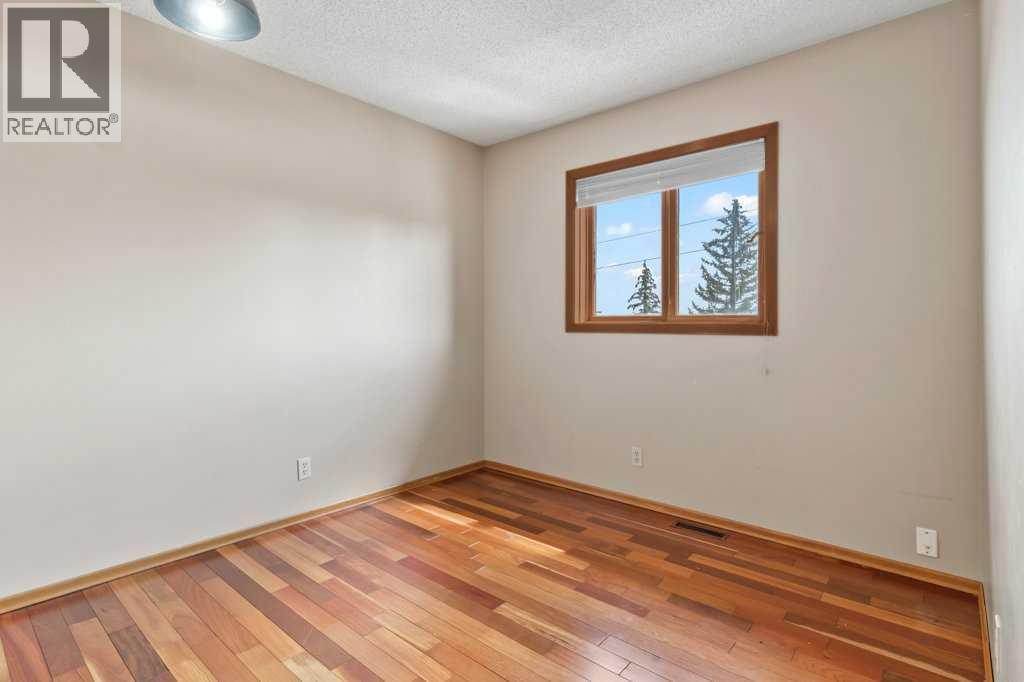 Single Family House for Sale in  Edgeland Road NW Edgemont Calgary 